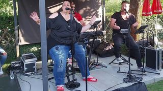 Barbara Boll, hier mit Patrick Embach und Chris Stockert, rockt gerne am Bruchweiher in Biblis.