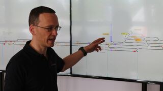 Riedbahn-Projektleiter Julian Fassing erläutert im Baubüro in Mörfelden-Walldorf die Koordination der Baufahrzeuge auf den Gleisen.