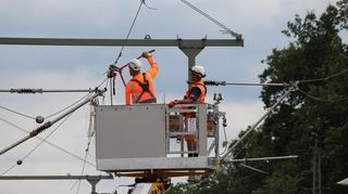 Am Bahnhof Walldorf (Hessen) herrscht bei der Generalsanierung der Riedbahn schon Hochbetrieb. Hier durchtrennt ein Arbeiter die Oberleitung.