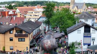 In einer Nachtaktion hat das Marine-U-Boot U17 den Bahnübergang in Bad Rappenau überquert.