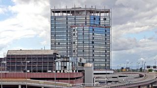 Die Lamellenfassade im Bereich der Turmspitze des Ludwigshafener Rathaus-Centers ist komplett verschwunden. Als nächstes geht es an die Glaselemente.