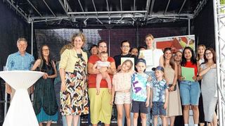 Markus Roeingh (l.) und Bürgermeisterin Diana Pretzell (3. v. l.) ehrten die engagierten Kindertagesstätten.