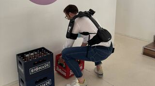 Mal eben locker einen Getränkekasten heben – ein Stütz-Apparat erledigt die Arbeit nicht alleine, macht sie aber leichter.