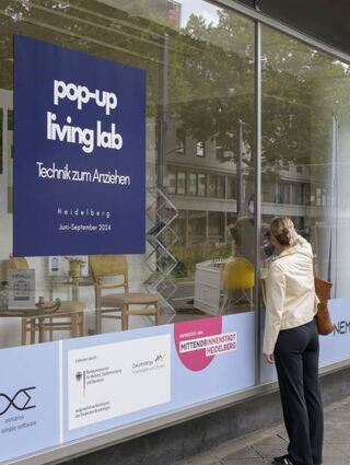 Im „Pop-up Living Lab“ in der Kurfürsten-Anlage kann man Wearables testen.