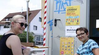 Lena Keil vom Jugendzentrum mit einem jungen Wähler.