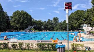 Am späten Donnerstagvormittag im Ladenburger Freibad: Das Wasser ist immer noch wärmer als die Luft, aber es soll vorübergehend besser werden.