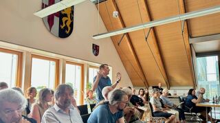 Volle Besucherränge im Bürgersaal: Eltern der Graf-von-Oberndorff-Schule Neckarhausen melden sich wegen der Betreuungsprobleme zu Wort.