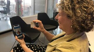 Erste Bürgermeisterin Diana Pretzell hat sich beim Pressetermin zu den neuen virtuellen Bürgerdiensten digital einen Familienpass bestellt.