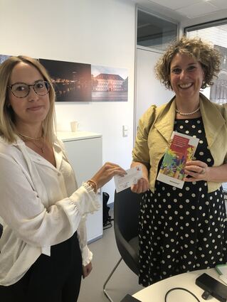 Marie Krajnc und Diana Pretzell: Der Familienpass wird gleich live übergeben.