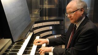 Christoph Keggenhoff an der großen Domorgel.
