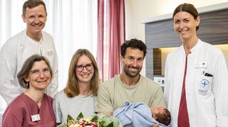 Hebamme Birgit Lipfert (vorne v.l.) vom Hebammenzentrum Schwegenheim, Mama Elena und Papa Johannes Zimmermann mit Baby Anton. Assistenzärztin Vera Germann und Dr. Matthias Dufner (stehend), Leitender Oberarzt Gynäkologie und Geburtshilfe freuen sich über die 2000. Geburt dieses Jahres im Diakonissen-Stiftungs-Krankenhaus Speyer.
