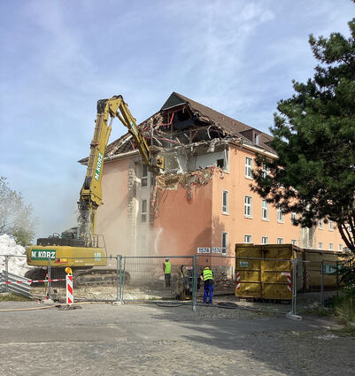 Es geht los: Der Abriss der beiden Spinelli-Blocks hat begonnen.