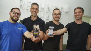 Kai Darmstädter (v.l.), Jascha Held, Danny Schmitt und Clemens Weidenauer präsentieren im Rechnerhaus Lampertheim ihre neue App.