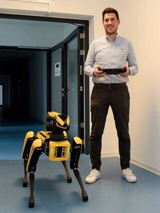 Über dieses Tablet steuert Oliver Wasenmüller den Roboterhund.