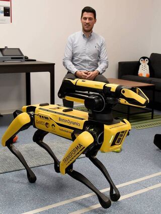 Oliver Wasenmüller mit Roboterhund Grace im Demoappartement.