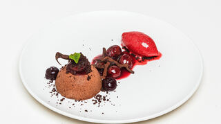 Dessert: Schokoladen-Dome an Kirschragout und -Sorbet.