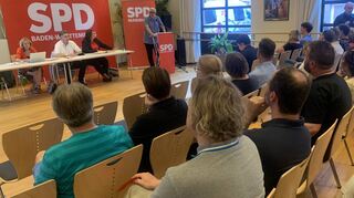 SPD-Parteitag in der Neckarstadt-West, auf dem Podium Petra Carrera (v.l.) Stefan Fulst-Blei und Isabel Cademartori sowie Reinhold Götz am Rednerpult.