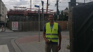 Dieter Jung vor der Baustelle für die neue Hochstraße Süd in Ludwigshafen. Seit Jahren kümmert er sich um die Anliegen der Anwohner.