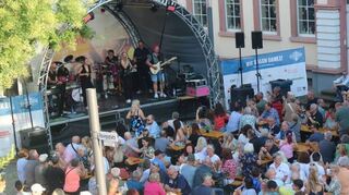 Die Pink Panthers sorgten auf der gut gefüllten Sommerbühne mit großer Spielfreude für eine ausgelassene Stimmung.