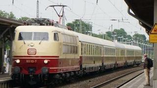 Mit diesem mehr als 40 Jahre alten Zug geht es in den Süden.