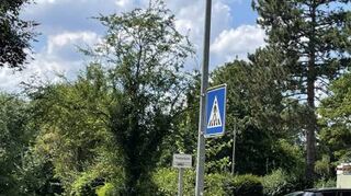 Wiese und Parkplatz als Standort für die vierte Unterkunft.