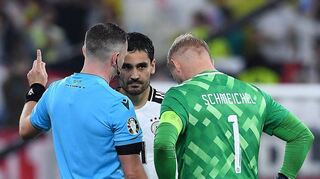 So soll es auch in den Kreisligen zugehen: Schiedsrichter Michael Oliver (v.l.) bei der EM im Gespräch mit den Kapitänen Ilkay Gündogan und Kasper Schmeichel.