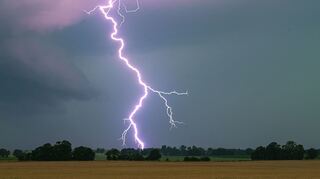 Nach heißen Sommertagen drohen in Teilen Deutschlands wieder Gewitter und Starkregen. (Symbolbild)