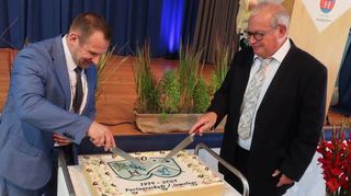 Achim Weitz (l.) und Roberto del Castillo an der Jubiläumstorte.