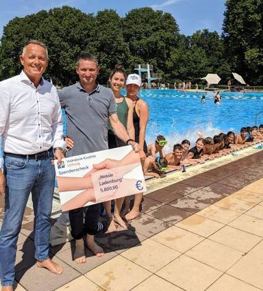 Ralf Heß (Volksbank Kurpfalz Stiftung) übergibt 5800 Euro.