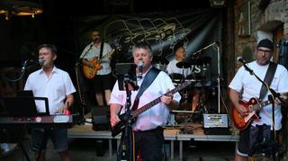 Die Good Old Boys genießen ihr Heimspiel im Deutschen Haus und verwöhnen die Gäste mit Hits aus den guten, alten Zeiten.