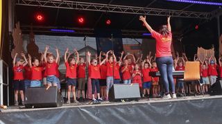 "Lasst uns Freunde sein!" sang der Kinderchor unter der Leitung von Sabine Nick beim Abschluss des Dorfplatzfestes und der Jumelage-Feierlichkeiten in Heddesheim.