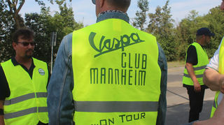 Neongelbe Warnwesten mit dem Clublogo für mehr Sichtbarkeit.