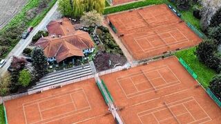 Das rund 23 000 Quadratmeter große Gelände des Tennisclubs von oben: Die Wege zwischen den einzelnen Plätzen sind barrierefrei.
