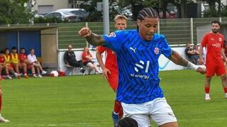 Rheinaus Keeper Clemens schnappt vor VfR-Akteur Kabuya Tshilumba zu.