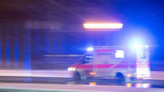 Mit einem spitzen Gegenstand ist ein 29-Jähriger am späten Samstagabend in Heidelberg schwer verletzt worden. Vom Hauptbahnhof wurde er in ein Krankenhaus transportiert (Symbolbild).