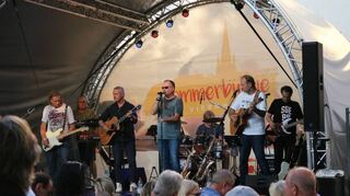 Die Band Finest Shades Of Grey beschert dem Publikum bei der Viernheimer Sommerbühne einen rockigen Abend.