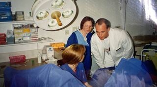 Damals schon gemeinsam im Kreißsaal: Vor 20 Jahren beginnt die Zusammenarbeit als Ärzte-Hebammen-Team.