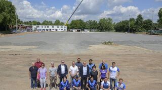 Der Sportplatz des TSV Pfaffengrund wird saniert. Im Herbst soll alles fertig sein, auch ein Kunstrasenplatz unter anderem für die Fußballer und Cricketspieler.
