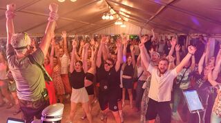 „Linkskurve, Rechtskurve, Arme hoch“: Das Festzeltkommando sorgt bei der Kerweparty im Wallstadter Festzelt für gute Stimmung.