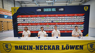 Das Podium v.l. Trainer Sebastian Hinze, Sportchef Uwe Gensheimer, Neuzugang Tim Nothdurft und Patrick Groetzki bei der Pressekonferenz der Rhein Neckar Löwen.