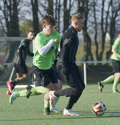 Luk Mehner (l.) – hier im Zweikampf gegen Flavius Guzman Blando – kommt von der SG Nordheim/Wattenheim zum FV Hofheim.