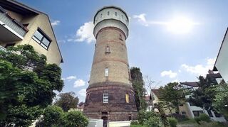 Der Edigheimer Wasserturm steht mitten in einem Wohngebiet. Im ersten Obergeschoss des schmucken Gebäudes ist jetzt eine Wohnung zu haben.