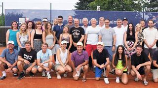 Die Turnier-Platzierten gemeinsam mit dem Vereinsvorsitzende Andreas Urbach (r.), Marius Schmidt, Matthias Hummel und Janet Radtke als Vertreterin der Volksbank.