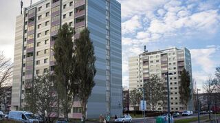 Das eine Hochhaus am Herzogenriedpark ist bereits modernisiert, das andere ist nun dran: Zwei prägnante Beispiele für die Tätigkeiten der GBG im vergangenen und in diesem Jahr.
