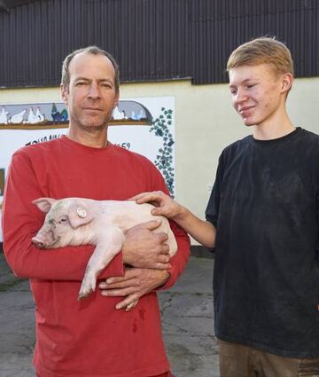 Unser Archivbild zeigt Markus (l.) und Mark Bechtloff mit einem Ferkel.