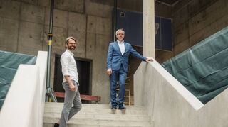 Rundgang im Neubau mit Landrat Christian Engelhardt (r.) und Schulleiter Timo Helwig-Thome.