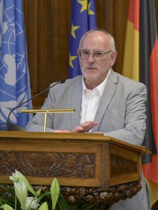Werner Pfisterer hält die Abschiedsrede – stellvertretend für alle, die gehen.