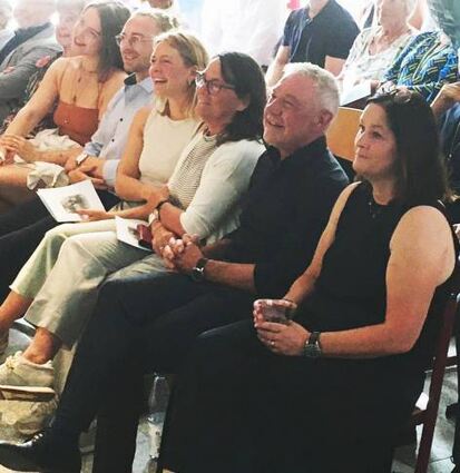 Harald Knapp mit Konrektorin Frohn-wieser (r.) und seiner Familie.
