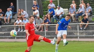 Gianluca Korte (rechts) und der VfR gewannen in Rheinau mit 6:1.