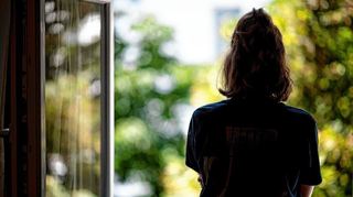 Meist erkranken Personen zwischen 18 und 35 Jahren an Schizophrenie.